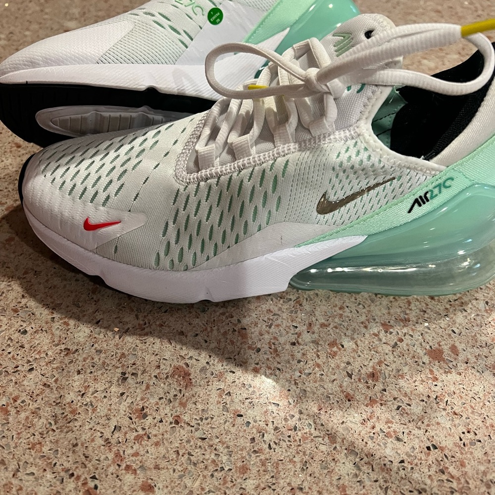 Nike Air Max 270 size 8 white/mint foam